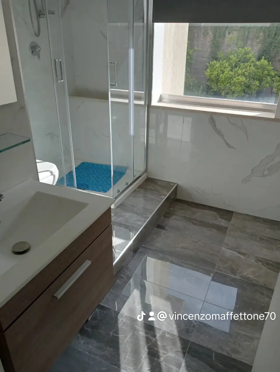 Bagno rinnovato con doccia, rivestimenti e pavimento